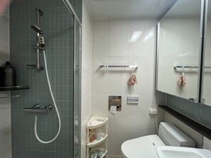 Comfort Suite, City View | Bathroom | Shower, towels, soap, shampoo