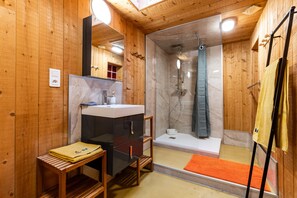 Suihku, hiustenkuivaaja, pyyhkeet