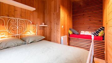 2 bedrooms, iron/ironing board, WiFi, bed sheets