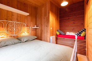 2 makuuhuonetta, silitysrauta/-lauta, Wi-Fi, vuodevaatteet