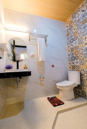 Shower, towels, soap, shampoo - Kris Residence Sanur (Kota Denpasar)