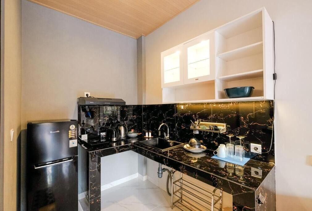 Fridge, cookware/dishes/utensils