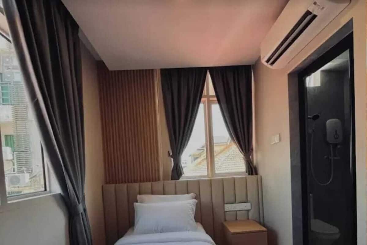 Cortinas opacas, tabla de planchar con plancha, wifi gratis