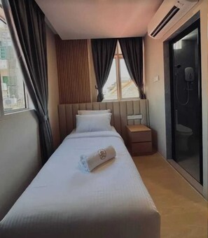 Habitación doble Confort, vista a la ciudad | Cortinas blackout, tabla de planchar con plancha y wifi gratis