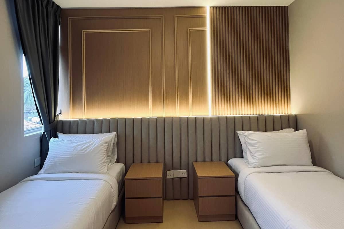 Habitación Business con 2 camas individuales, 2 habitaciones | Cortinas opacas, tabla de planchar con plancha, wifi gratis