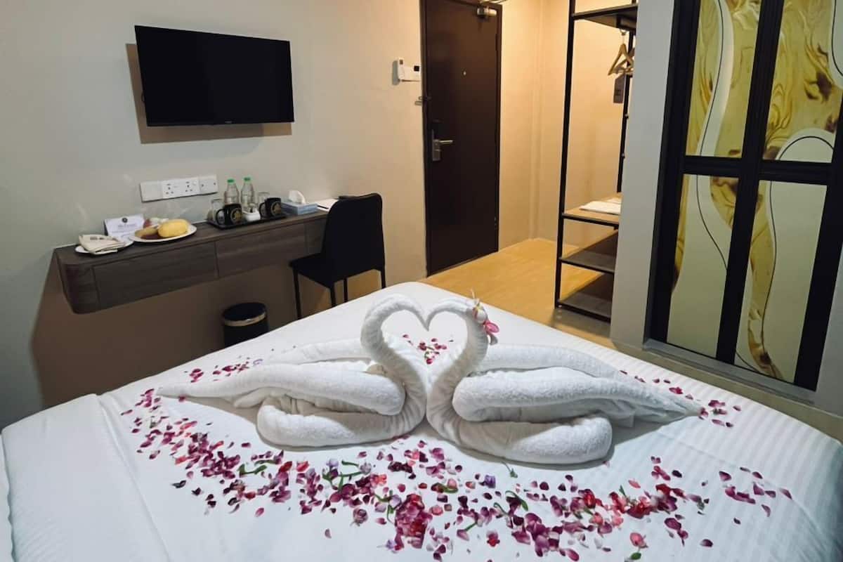 Habitación Confort doble, vistas a la ciudad | Cortinas opacas, tabla de planchar con plancha, wifi gratis