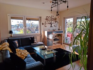 TV, stereo - Holiday Apartment 'Anke Günther' with Shared Garden, Balcony & Wi-Fi (Bad Kissingen)