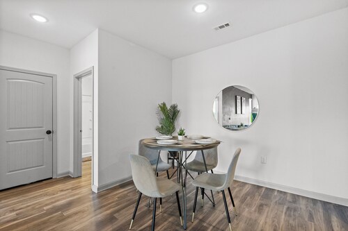 Upscale King 2BR Suite Mins to Charlotte