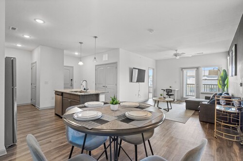 Upscale King 2BR Suite Mins to Charlotte