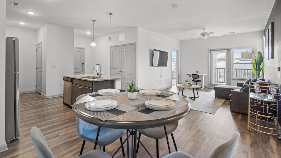 Upscale King 2BR Suite Mins to Charlotte