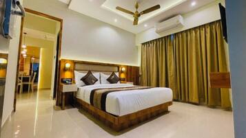 Family Double Room, City View | In-room safe, blackout drapes, soundproofing, iron/ironing board