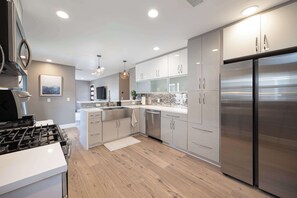 Kjøleskap, mikrobølgeovn, ovn og kokeplater