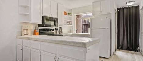 Refrigerador, microondas, horno y parrilla de estufa