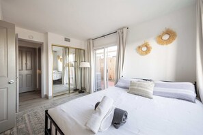 3 bedrooms, iron/ironing board, travel cot, WiFi - Dream Location! | Pacific Getaway Steps to Beach (San Diego)