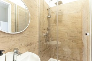 Basic Apartment | Bathroom | Shower, free toiletries, hair dryer, towels