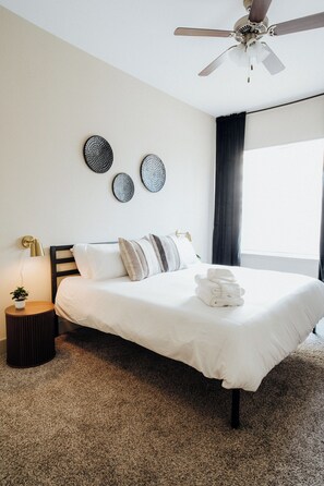 2 soverom, skrivebord, strykejern/-brett og wi-fi (inkludert)