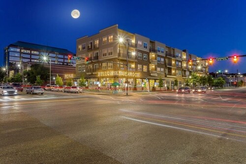 Stylish Downtown 2BR | Spacious Comfort