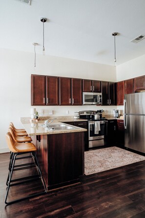 ثلاجة، ميكروويف، فرن، موقد طهي مسطح