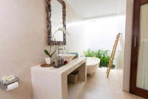 Ducha, secador de pelo, toallas y jabón