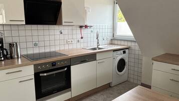 Fridge, microwave, stovetop, dishwasher