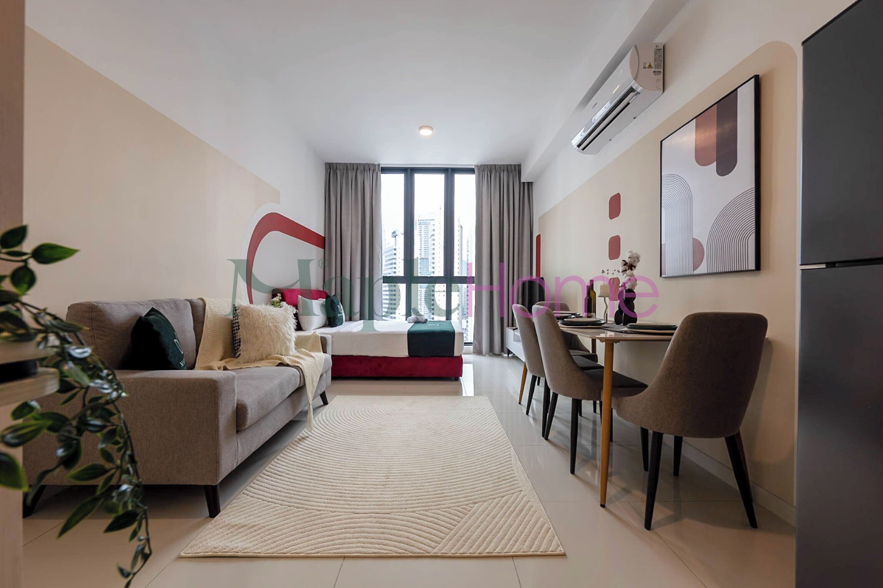 Una sala de estar moderna con un sofá, una mesa de comedor con sillas, un ventanal con cortinas y vistas a edificios.