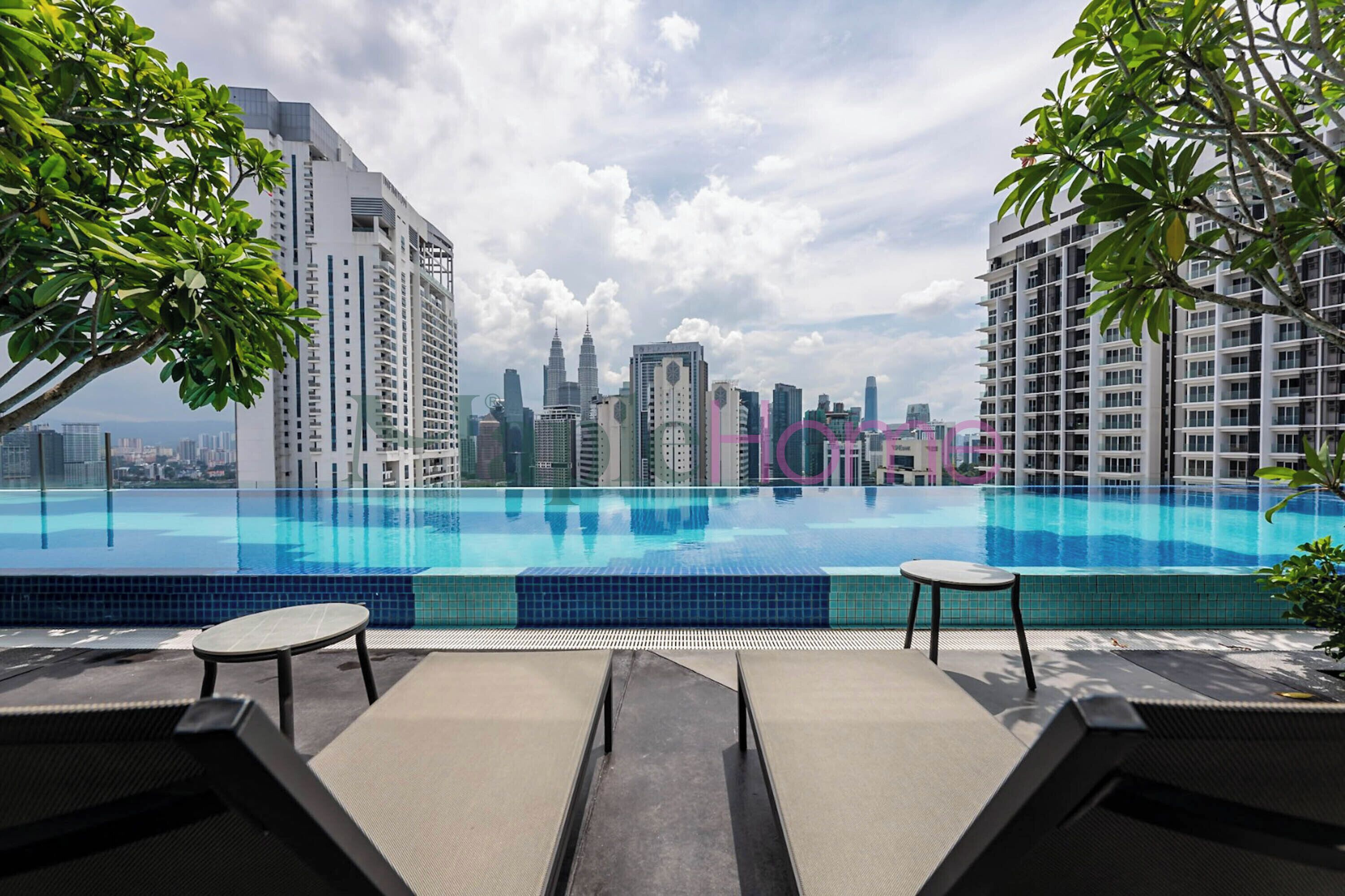 Una piscina al aire libre, sillones reclinables de piscina