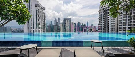 Piscina externa, funciona das 7h às 22h, espreguiçadeiras