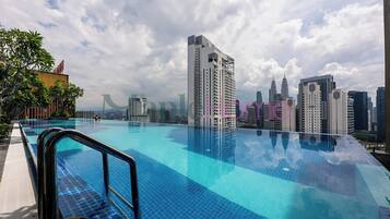 Een buitenzwembad, open van 07.00 uur tot 22.00 uur, en ligstoelen