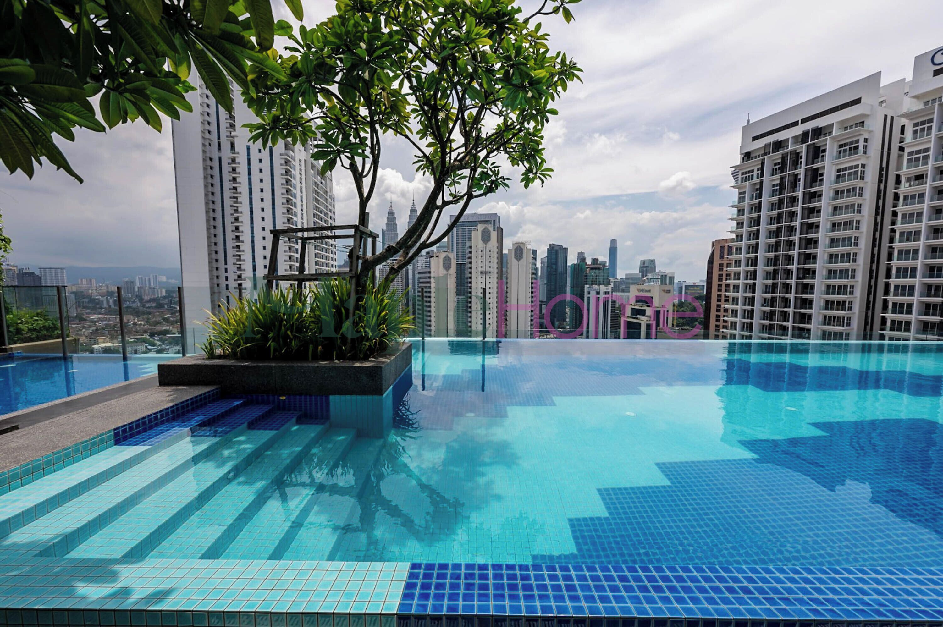 Ulkouima-allas avoinna 7.00–22.00, aurinkotuoleja