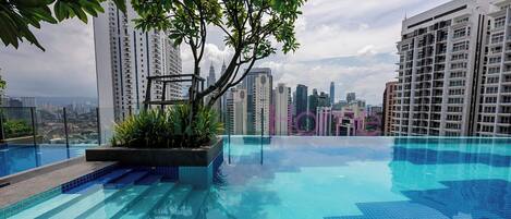 Ulkouima-allas avoinna 7.00–22.00, aurinkotuoleja