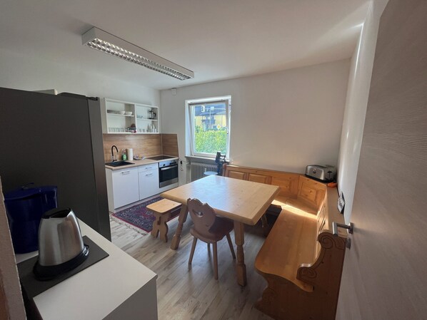 Microondas, horno, placa de cocina