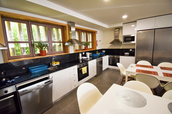 Tủ lạnh, lò vi sóng, lò nướng, bếp nấu 