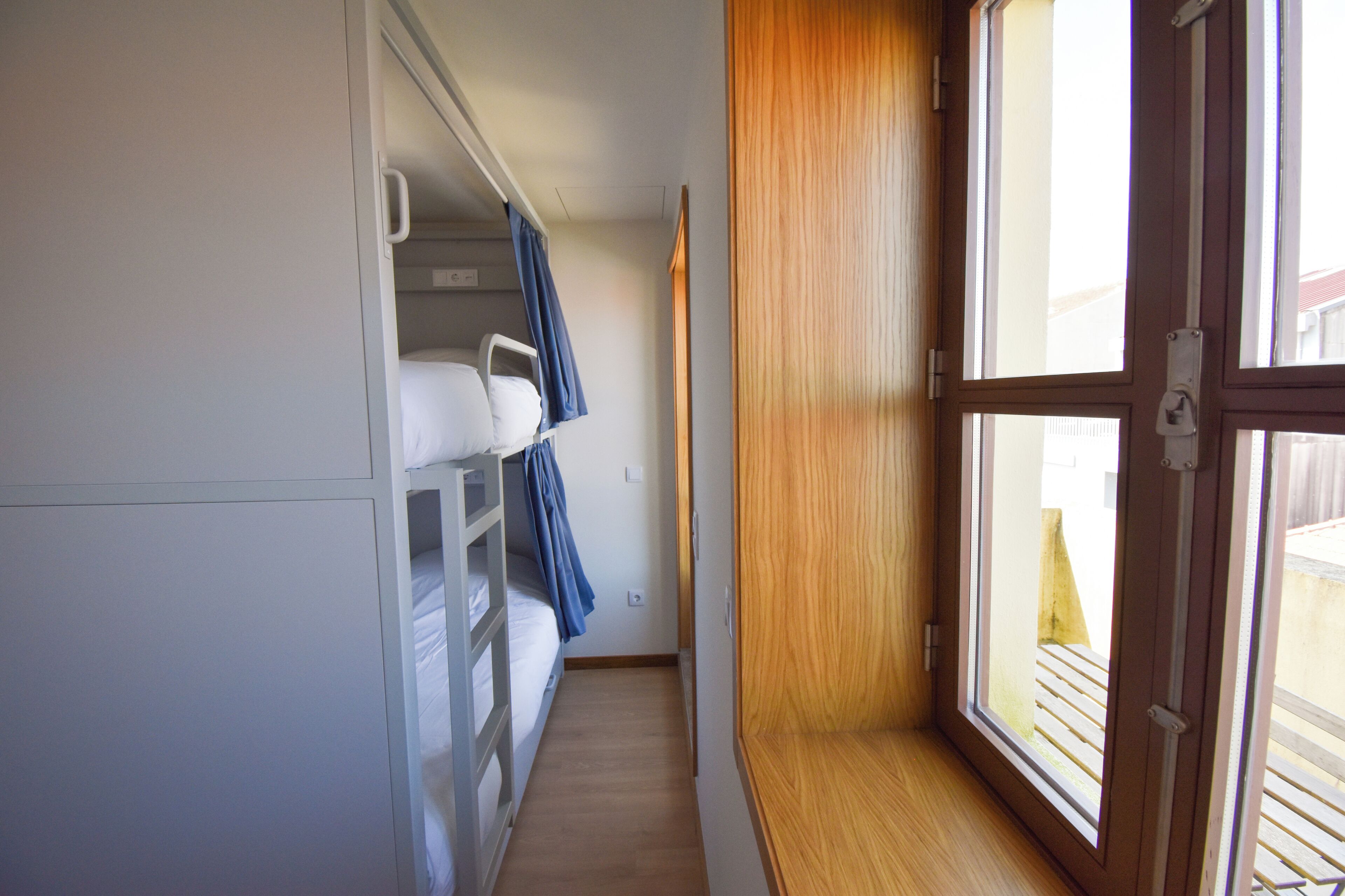 Desk, laptop workspace, free WiFi