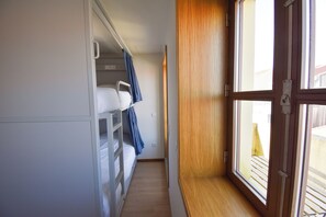 Escritorio, espacio para trabajar con laptop y wifi gratis 