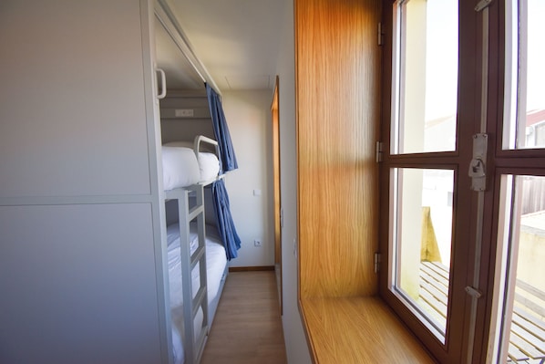 Escritorio, espacio para trabajar con laptop y wifi gratis