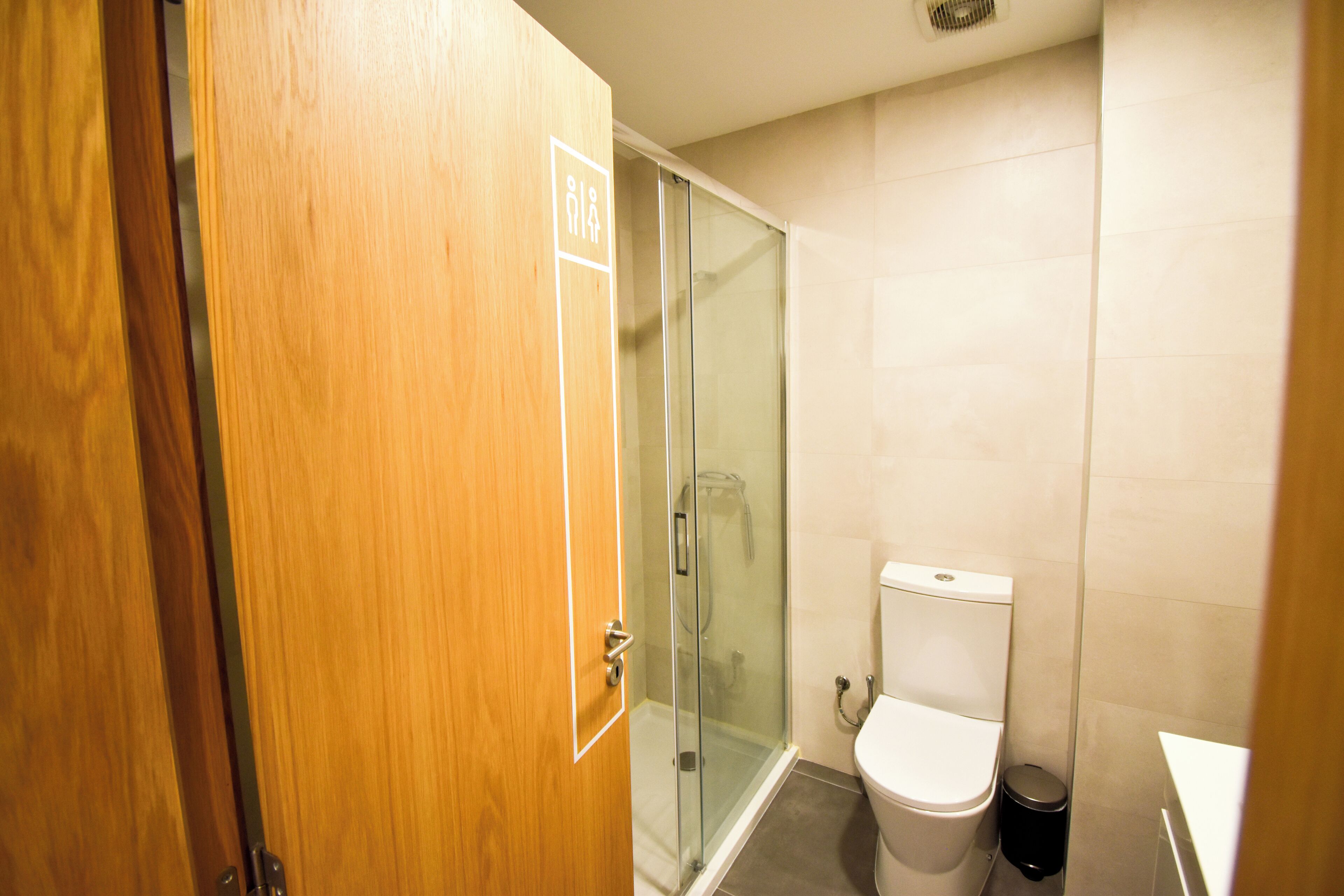 Chuveiro, toalhas de banho, sabonete, papel higiênico