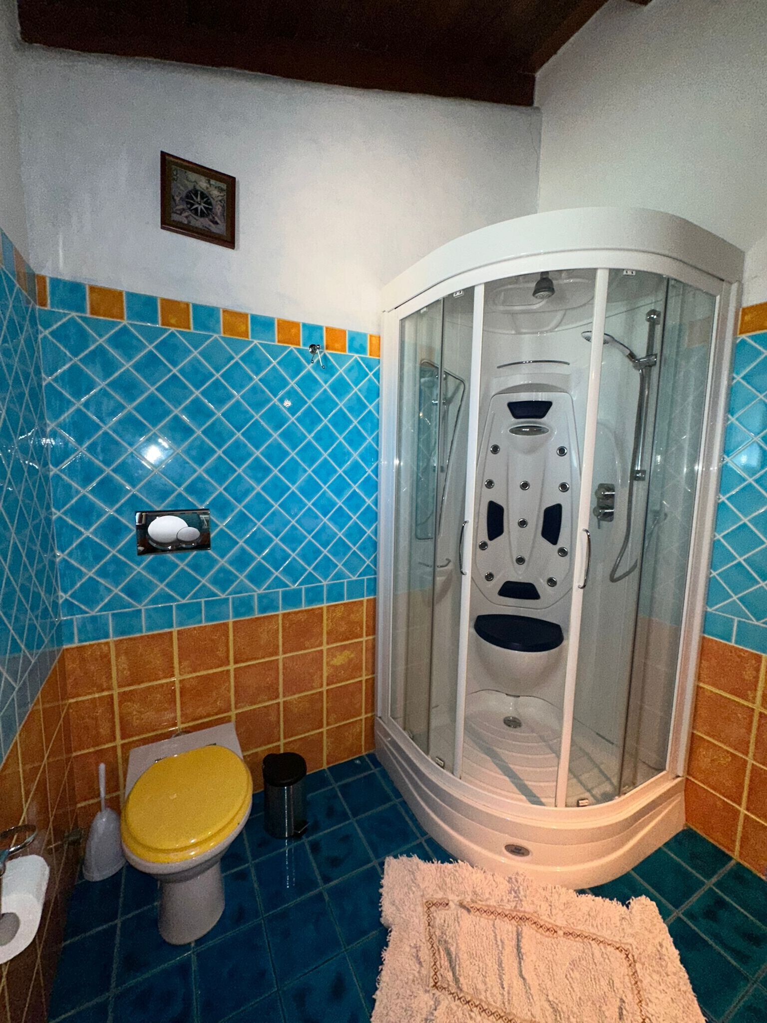 Douche, sèche-cheveux, serviettes fournies