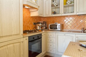 Køleskab, mikrobølgeovn, ovn, kogeplade