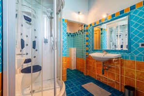 Shower, hair dryer, towels - Villa 'Roberta with Big Private Pool' with Sea View, Wi-Fi and Air Conditioning (Tergu)