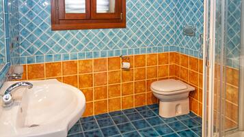 Douche, sĂšche-cheveux, serviettes fournies