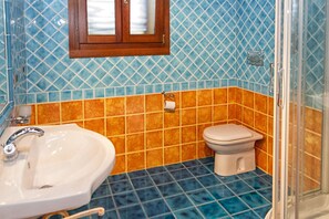 Douche, sèche-cheveux, serviettes fournies