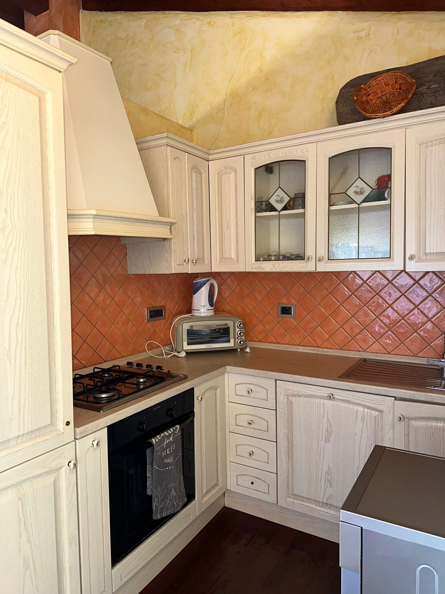 Kylskåp, mikrovågsugn, ugn och spishäll