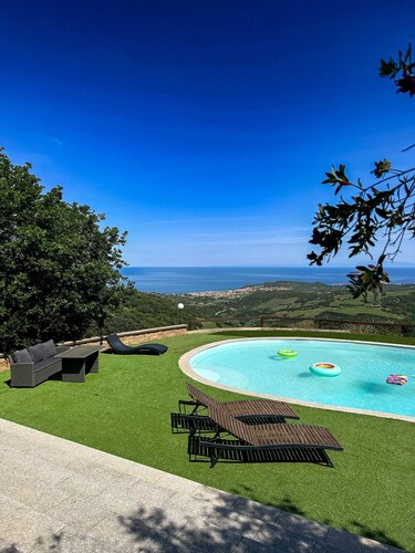 Villa Roberta avec grande piscine privée, vue sur la mer, Wi-Fi et climatisation