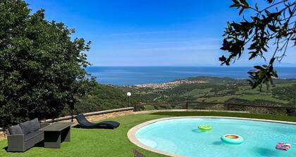 Villa Roberta avec grande piscine privée, vue sur la mer, Wi-Fi et climatisation