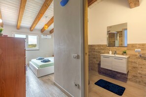 3 室のベッドルーム、アイロン / アイロン台、WiFi、ベッドシーツ