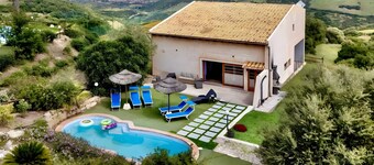Villa „Loft Irene mit privatem Pool“, Meerblick, WLAN und Klimaanlage