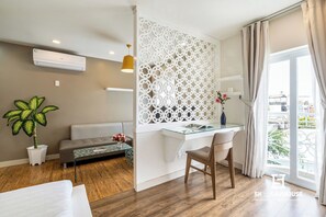Kahden hengen deluxe-huone, parveke | Oleskelualue | Taulutelevisio, tulostin