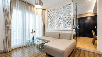 Superior Apartment | Premium bedding, Tempur-Pedic beds, desk, laptop workspace