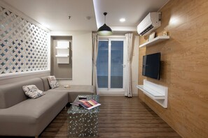 Escritorio y espacio para trabajar con laptop