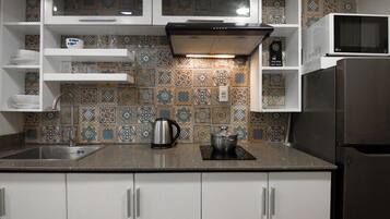 Standard Apartment | Private kitchen | Fridge, microwave, stovetop, cookware/dishes/utensils